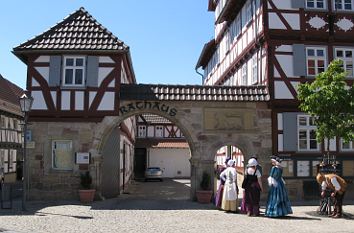 Stadtführer vor dem Rathaus in Wanfried