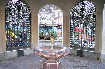 Trinkbrunnen im Kochbrunnentempel in Wiesbaden