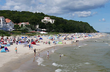 Badende Kinder an der Ostsee