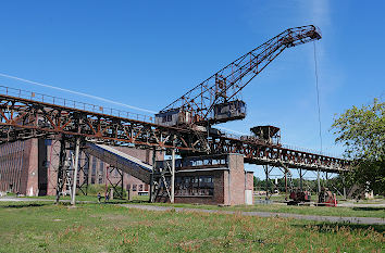 Kran vor dem Heizkraftwerk der Heeresversuchsanstalt Peenemünde