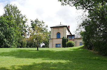 Nebengebäude im Park am Schloss Basedow