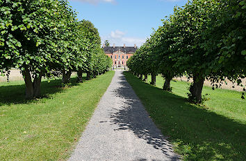 Festonallee und Schloss Bothmer