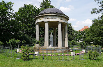 Luisentempel Schlosspark Schloss Hohenzieritz