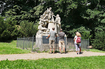 Figurengruppe "Die Hoffnung tröstet die Trauer" Schlosspark Hohenzieritz