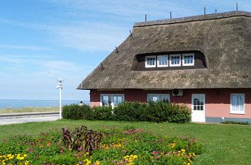 Reetgedeckter Pavillon an der Strandpromenade