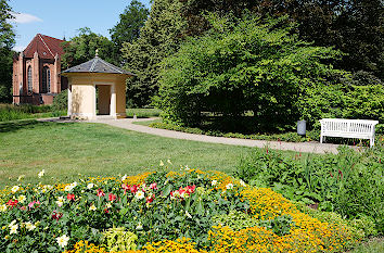 Schlosspark Ludwigslust mit Teepavillon und St. Helena