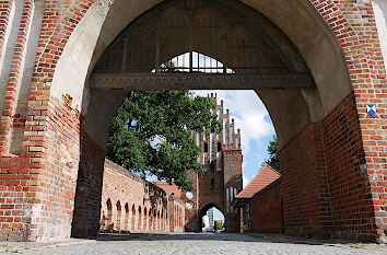 Blick durch das Stargarder Tor in Neubrandenburg