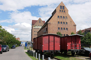 Museumseisenbahnwaggons am alten Hafen von Rostock