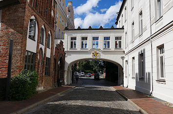 Brücke Rathauskomplex Rostock