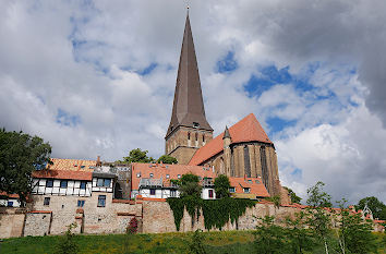Stadtmauer Rostock und Petrikirche
