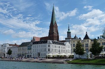 Pfaffenteich mit Schweriner Dom in Schwerin