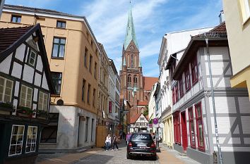 Buschstraße mit Dom in Schwerin