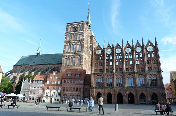 Rathaus und Nikolaikirche in Stralsund