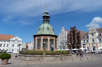 Wasserkunst und Hansehäuser am Markt in Wismar