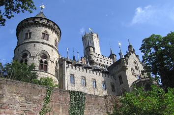 Schloss Marienburg und Stacheldraht