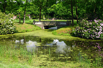 Gewässer und Brücke Schlosspark Lütetsburg
