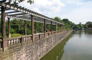 Pergola an der Schlossgraft