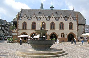 Marktbrunnen mit Adler vor dem Rathaus am Markt