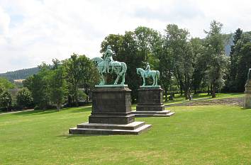 Reiterstandbilder von 1900 und 1901 vor der Kaiserpfalz