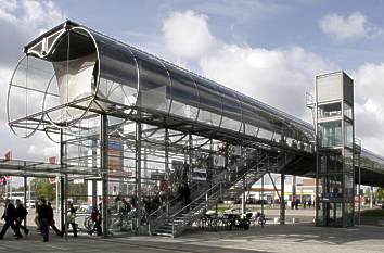 Skywalk vor dem Gelände der Messe in Hannover