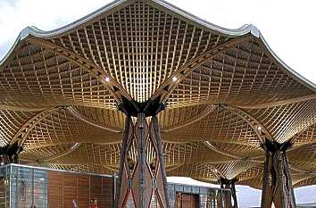 Freitragendes Holzdach auf dem Expogelände