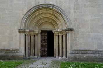 Romanisches Portal am Kaiserdom