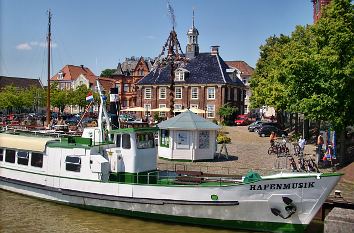 Hafen mit historischer Waage in Leer