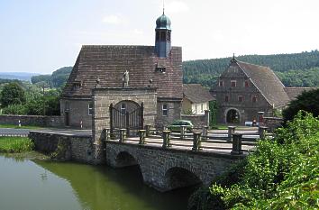 Schlossbrücke mit Kirche und Wirtschaftsgebäuden