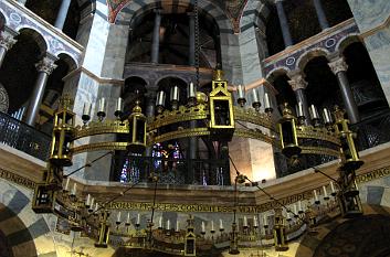 Oktagon mit Barbarossaleuchter im Aachener Dom