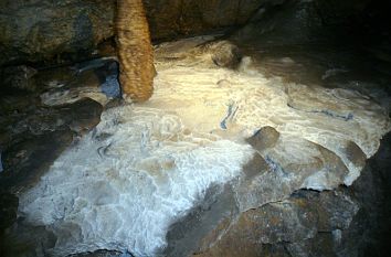 Tropfstein und Sinterterrasse Heinrichshöhle