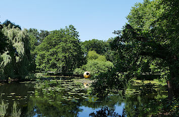 Schlossteich mit Kunst am Schloss Moyland