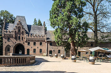 Schlosshof und Biergarten Schloss Pfaffendorf Bergheim