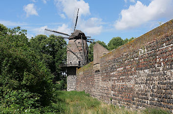 Turm mit Windmühle in Zons