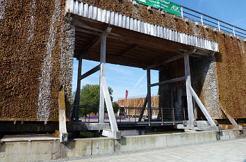 Gradierwerk mit Durchgang