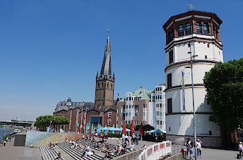 Rheinpromenade Düsseldorf mit Schlossturm und St. Lambertus