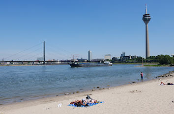 Badestrand und Rheinkniebrücke in Düsseldorf