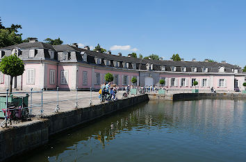 Seitenflügel und Teich Schloss Benrath