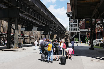 Touristen im Landschaftspark Nord in Duisburg