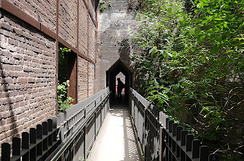 Weg durch Bunker im Landschaftspark Nord