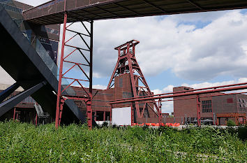 Wahrzeichen Zeche Zollverein Essen mit Schachtturm