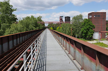 Bandstraße auf Brücke Zeche Zollverein Essen