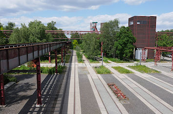 Bandstraße und Gleise Zeche Zollverein Essen