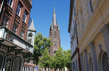 Maasstraße und Marienbasilika in Kevelaer