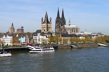 Rheinpanorama von Köln mit Rathaus, Groß St. Martin und Dom