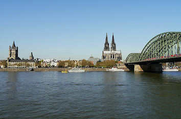 Rhein in Köln mit Dom und Hohenzollernbrücke