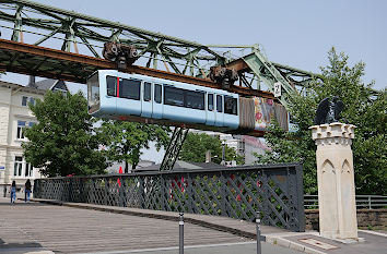 Wuppertaler Schwebebahn über der Wupper