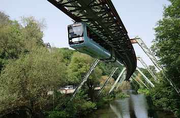 Wuppertaler Schwebebahn über der Wupper