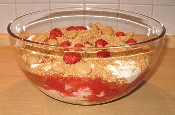 Quark mit Erdbeeren und Amarettini