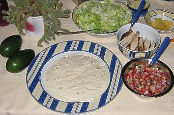 Fajitazutaten: Tortillas, Putenfleisch, Pico de gallo, Eisbergsalat und Tortillachips