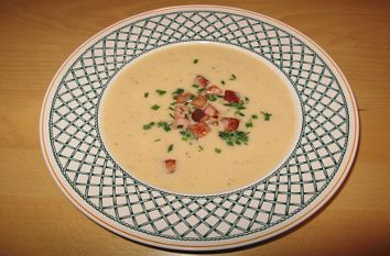 Rettichsuppe mit Fleischkäsewürfeln